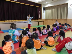 2．みんなでホールに集まって
