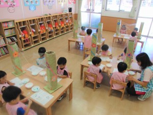 シール貼りに夢中　ぱんだ組