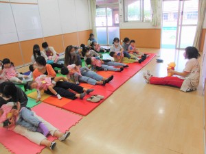 おひざにのってバスごっこ♪